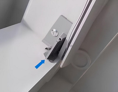 Insertion des embouts des cordons dans les attaches du bas