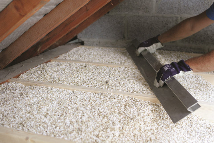 Vermiculite étalée dans des combles