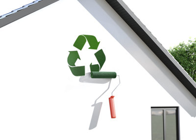 Façade de maison avec un rouleau qui dessine un logo de protection de l'environnement