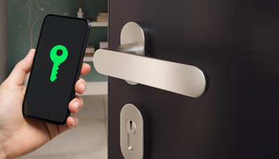 Illustration d'une serrure connectée sur une porte d'entrée
