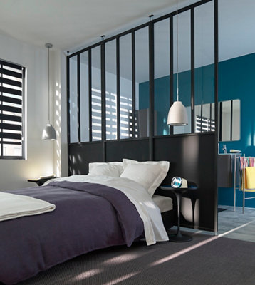 Cloison de séparation noir et verre entre chambre et salle de bain