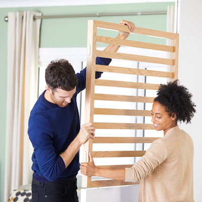 Installation d'un panneau de séparation par deux personnes