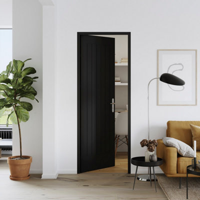 Bloc porte de coloris noir dans un salon