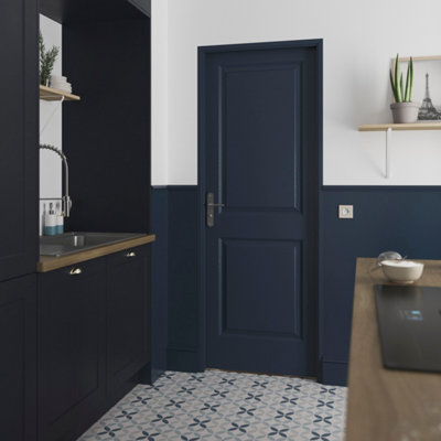 Photo d'une porte intérieure de cuisine peint en bleu marine en harmonie avec les murs