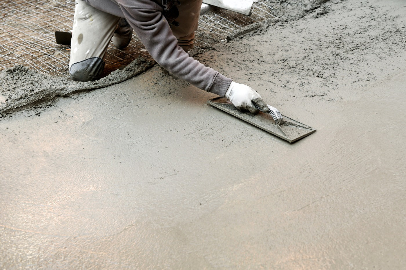 Image d'un homme qui aplatit du béton