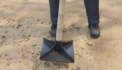 Tassage du sable avec une dame de maçon