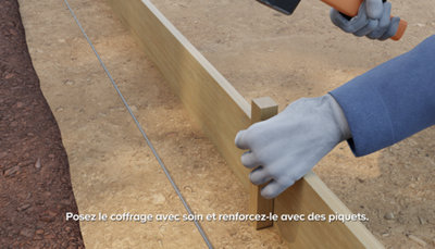 Placement des piquets pour soutenir le coffrage