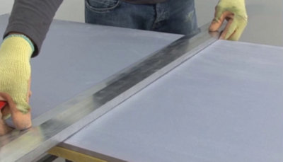 Découpe des plaques bien à plat
