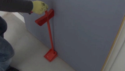 Utilisation d'un lève-plaque pour facilité l'installation