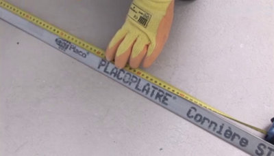 Découpe du profilé pour l'encadrement de la porte