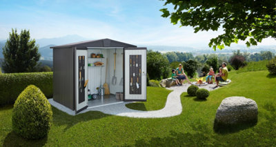 Un petit abri de moins de 5 m² en métal dans un jardin