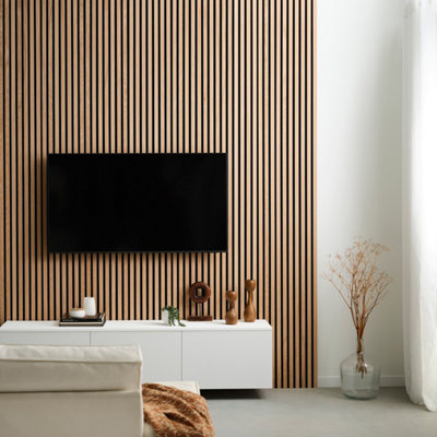 Des panneaux décoratifs en tasseaux  de bois clair derrière une télévision dans un séjour