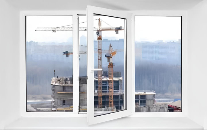 Fenêtre double vitrange dans un immeuble en ville face à un chantier