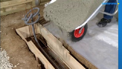 Remplissez le coffrage de béton