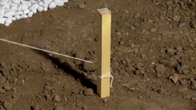 Attachez et enroulez la corde autour d’un pilier