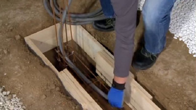 Faites passer les gaines dans l’armature métallique