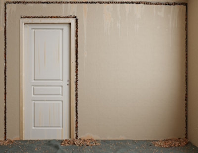 trou le long du mur et porte