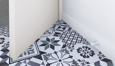 Butée de porte blanche sur mur blanc