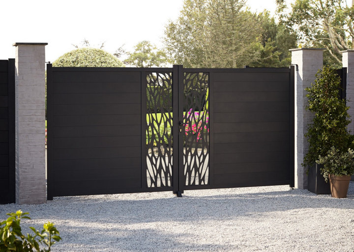 Portail noir avec motifs au milieu