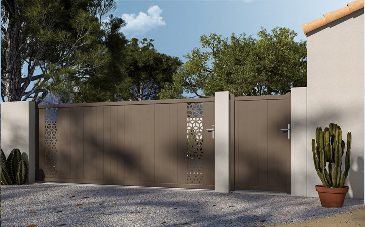 Long portail marron avec motif sur la droite et portillon