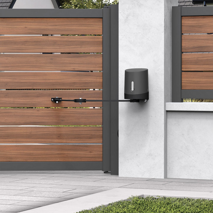 Portail bois foncé et alu noir motorisation bras