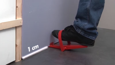 Personne utilisant un lève-plaque pied à 1 cm du sol