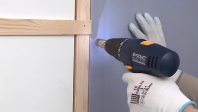 Fixation de la plaque au mur avec une visseuse électrique