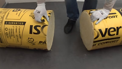 Découpe d'un rouleau d'isolant