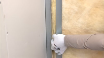 Comblage des espaces avec de l'isolant