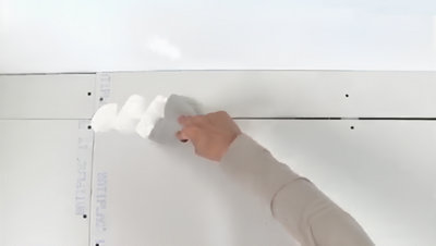 Personne qui applique le mortier au mur avce spatule