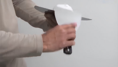 Personne qui travaille l'enduit avec des spatules