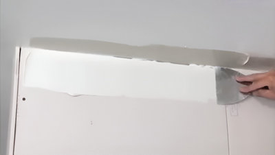 Application de l'enduit sur les plaques de platre avec spatule
