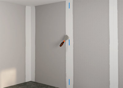 Formation d'un trait de repère avec la spatule dans les bandes au mur