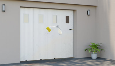 Dessin produit et éponge devant porte de garage