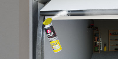 Application produit nettoyant sur le bas de la porte de garage