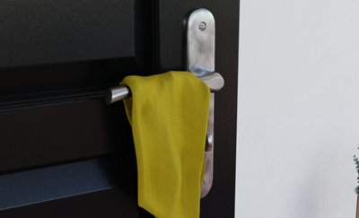 Chiffon jaune sur poignée de porte intérieure