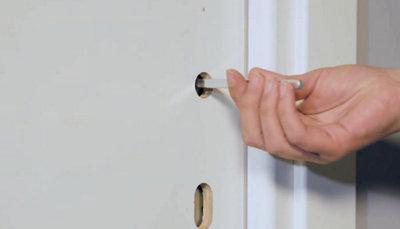- Insertion du carré dans la serrure.