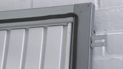 Le joint mousse va assurer l’isolation de votre porte de garage