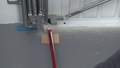 Réglez le niveau de la porte basculante