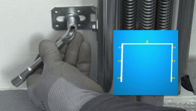Percez le mur côté intérieur du garage à travers les équerres