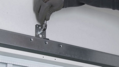 fixez l’équerre de la traverse haute