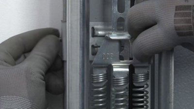 Fixer les coulisses de la porte