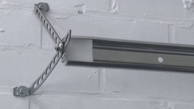 installez les accessoires :  goupilles, butées de fond de rails, protections d'articulation et caches. 