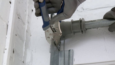 Fixer la barre d'enroulement de la porte de garage sectionnelle