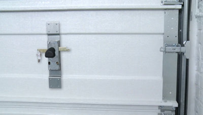 Installer la serrure de la porte de garage sectionnelle