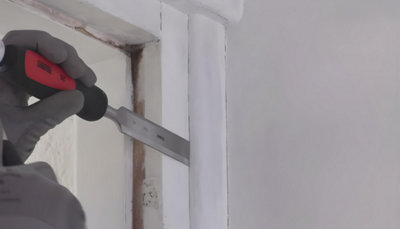 personne enlevant contour porte