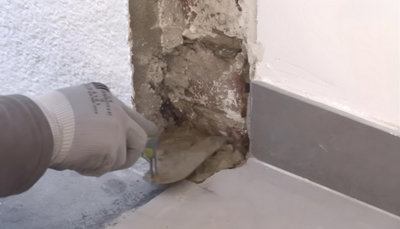 Personne rebouchant contour porte