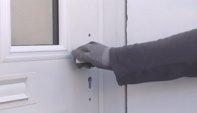 personne fermant porte d'entrée