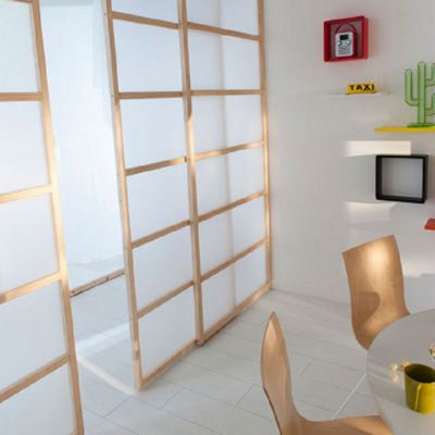 Cloison mobile sur rail en bois et vitres floues