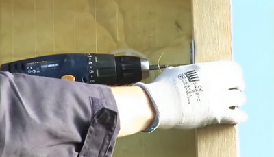 Fixez le bas du tasseau